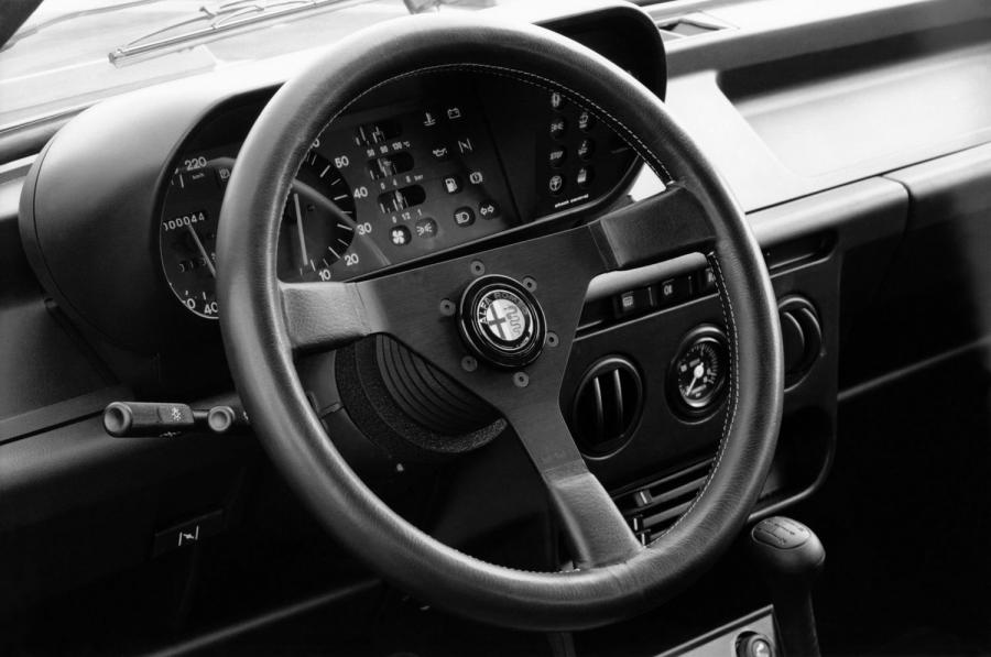 Панель приборов Alfa Romeo Giulietta 2.0 Turbo Autodelta (116) 1983 года  (фото 3 из 12)